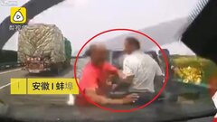 Clip: Đứng sửa xe trên làn khẩn cấp, 2 người bị ô tô đâm chết tại chỗ