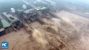 Clip: Rợn tóc gáy xem đập thủy điện Trung Quốc xả lũ