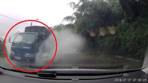 Clip: Xe tải đi kiểu vô văn hóa, hắt nước té tát vào người đi đường