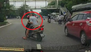 Bi hài clip người đàn ông ngủ gục trên xe máy giữa phố Hà Nội