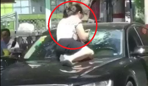 Clip: Vợ nhảy lên mui ô tô Audi đang đi trên phố, đánh ghen chồng và nhân tình