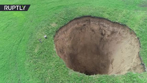 Video: ‘Hố tử thần’ bí ẩn xuất hiện ở Nga