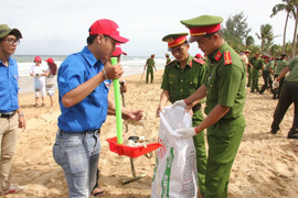 Chiến sỹ công an, bộ đội hưởng ứng lễ ra quân 'Hãy làm sạch biển'