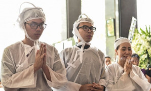 Con trai NSƯT Thanh Hoàng òa khóc khi về nước chịu tang cha