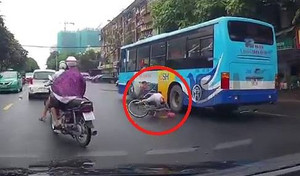 Clip: 2 ông cháu đi xe đạp dàn hàng ngang, bé gái suýt chết dưới gầm xe buýt