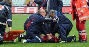 Cầu thủ bóng bầu dục 20 tuổi đột tử trên sân cỏ Australia