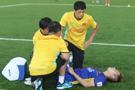 Hồng Duy chấn thương, buồn bã rời sân trên lưng Bùi Tiến Dũng