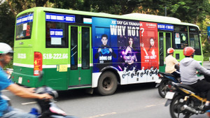 Xe buýt quảng cáo xe gắn máy tại TP.HCM: Trống đánh xuôi, kèn thổi ngược