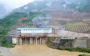 Video: Thủy điện lớn nhất Nghệ An xả lũ