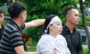 Bước đi run rẩy với gương mặt thất thần, người thân phải dìu vợ nghệ sĩ Thanh Hoàng