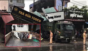 Ô tô tông sập nhiều nhà dân, 2 mẹ con chết tại chỗ