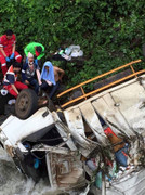 Xe tải chở hàng cứu trợ của Lào rơi xuống sông, 3 người thương vong