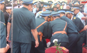 Video: Giây phút đồng đội, bạn bè, người thân tiễn đưa liệt sĩ Khuất Mạnh Trí về đất mẹ