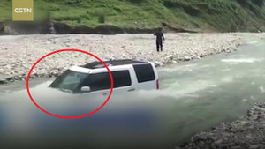 Tiếc tiền rửa xe, tài xế mang Land Rover ra sông tự rửa và cái kết đắng