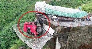 Clip: Xe tải gặp nạn thảm khốc, đầu xe lủng lẳng dưới vực sâu