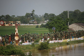 Video flycam: Nước sắp tràn, hàng trăm người căng mình đắp bao cát bảo vệ đê ở Hà Nội