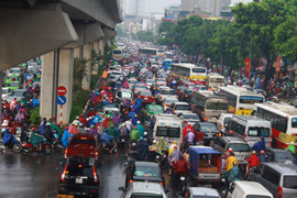 Ảnh: Mưa lớn hàng tiếng đồng hồ, giao thông Hà Nội hỗn loạn