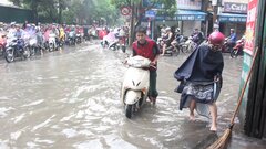 Video: Hốt bạc triệu nhờ dịch vụ sửa xe máy trên các tuyến phố ngập ở Hà Nội