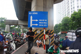 Hà Nội mưa lớn, người xe chôn chân, nhiều người nhảy lên hè ngồi lướt mạng