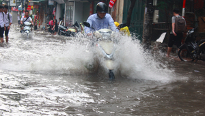 Ảnh: Dân Thủ đô bì bõm lội nước về nhà sau cơn mưa lớn