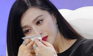 Cổ phiếu hai công ty liên quan đến Phạm Băng Băng lao dốc