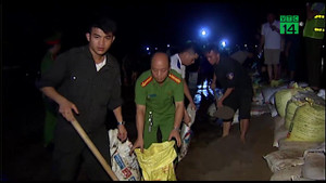 Video: Hàng trăm người trắng đêm căng mình hộ đê ở Chương Mỹ