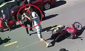 Clip thanh niên Tây đẩy bé trai Việt sau va chạm giao thông gây tranh cãi