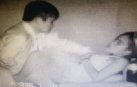 Lộ hình ảnh cặp đôi thân mật thái quá trong rạp chiếu phim