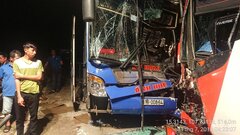 Sau cú tông mạnh trên đèo Lò Xo, 2 xe khách nát bét đầu