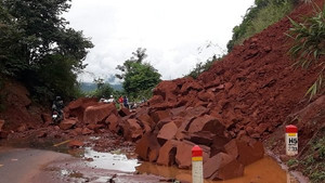 Sạt lở taluy, quốc lộ 6 qua Sơn La ùn tắc nghiêm trọng