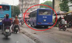 Clip: Xe khách nối đuôi xe máy, lũ lượt leo lên vỉa hè để thoát tắc đường ở Hà Nội