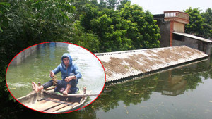 Nước vẫn ngập tới mái nhà, dân Thủ đô chèo thuyền bơi lội giữa đường làng