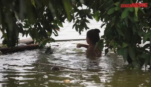 Video: Dân vùng lụt Hà Nội lội nước gần ngập đầu dồn rác bẩn ra ngoài