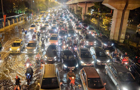 Clip: Khiếp đảm hình ảnh dân Thủ đô chôn chân giữa phố ngập tới đêm