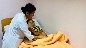 Thèm được làm mẹ, người phụ nữ liệt tứ chi vẫn quyết mang bầu, sinh con