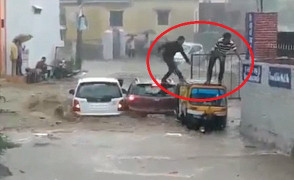 Clip: 4 người nháo nhào thoát thân chỉ vài giây trước khi ô tô bị lũ cuốn phăng