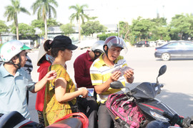 Video: Vé xem U23 Việt Nam đá tứ hùng không sốt, phe vé đông hơn cả người mua