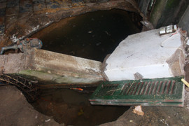 Ảnh: Cận cảnh hố tử thần sâu 3m tại nhà dân ở Hà Nội