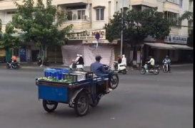Video: Nam thanh niên bốc đầu xe ba gác giữa đường ở TP.HCM gây bức xúc