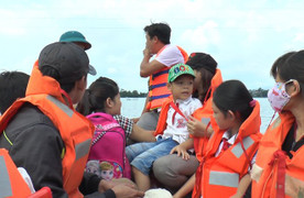 Ngập lụt nhiều ngày ở Hà Nội: Điều cano chuyên dụng chở học sinh đi học