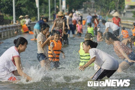 Ngập lụt lịch sử ở Hà Nội, dân đổ xô ra tỉnh lộ bơi giải nhiệt