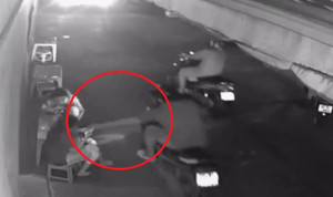 Clip: Chơi điện thoại trước cửa bị cướp phi xe máy giật phăng trong 1 nốt nhạc