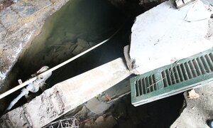 Video: Kinh hãi 'hố tử thần' sâu như bất tận giữa nhà dân ở Hà Nội