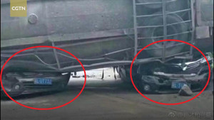 Clip: Xe bồn lật đè nát 2 ô tô con, 9 người chết thảm