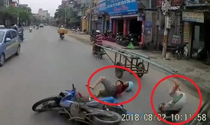 Clip: Xe máy lạng lách vượt ẩu, 2 thanh niên suýt chết trước đầu xe tải