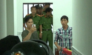 Khởi tố 3 cha con cầm dao, bình gas dọa công an