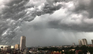 Clip: Trời Hà Nội mây đen vần vũ như tận thế