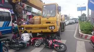 Đang dừng đèn đỏ, 3 xe máy bị xe cẩu cuốn vào gầm, bé trai chết thương tâm