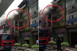Clip: Nhà cao tầng ở Hà Đông cháy lớn, lính cứu hỏa bắc thang căng mình dập lửa