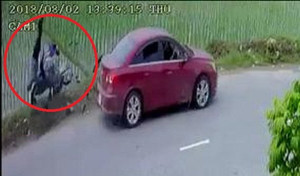 Clip: 'Ô tô điên' lấn làn, hất bay người đi xe máy rồi bỏ chạy ở Hải Phòng